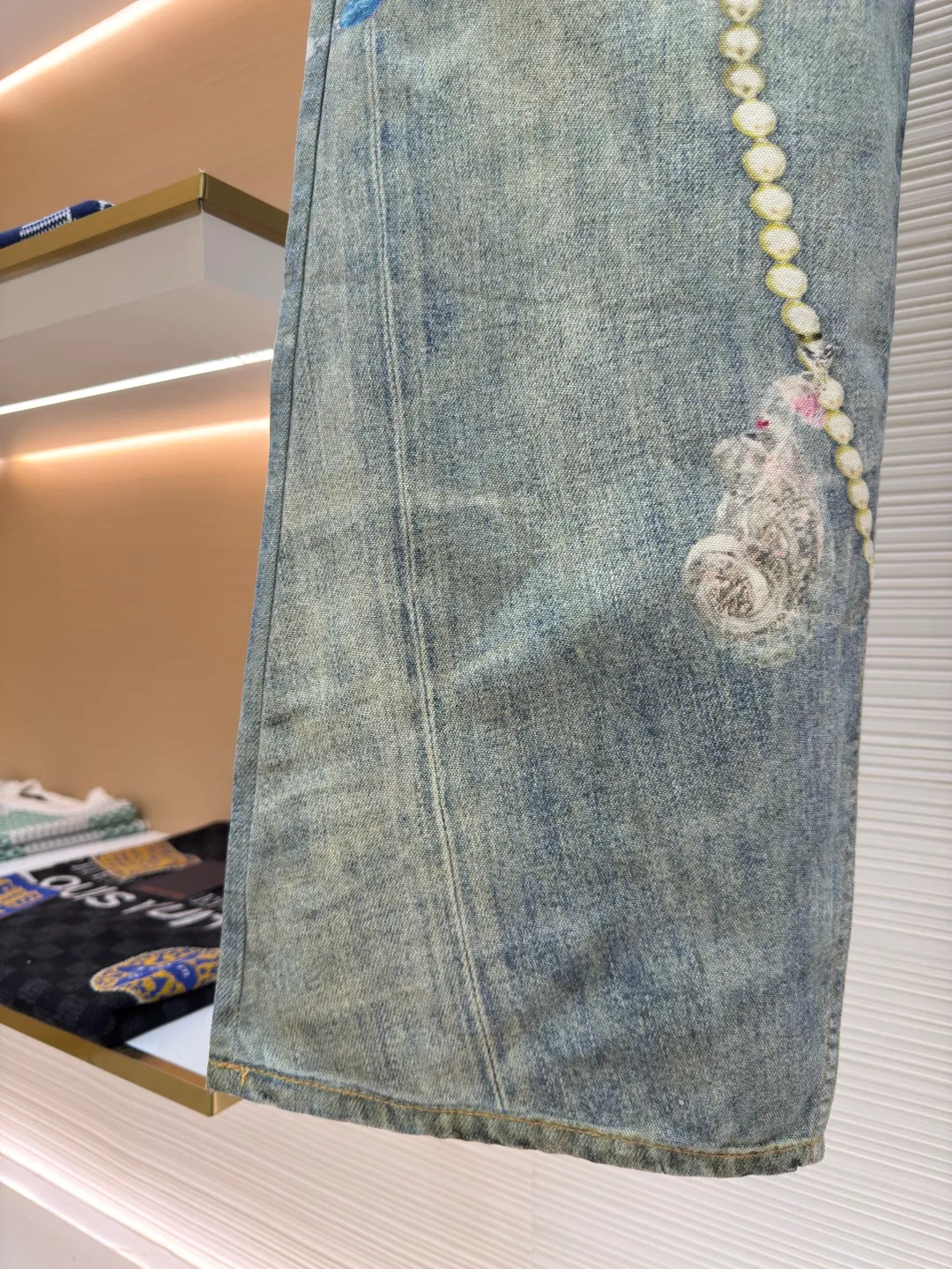 Acne Studios 25SS lace jeans ●Authentic product: purchased and developed for 7999 ●Item number: 1680160-A75 ●Fabric: lace ●Technology: washed production ●Version: loose fit ●Weight: about 575 grams ●Size: 42-44-46-48-50-52 ●Description: Customized high-weight organic cotton twill (14oz) is specially developed for ACNE. It is blended with long-staple cotton + 2% elastic fiber to ensure a crisp feel and moderate extensibility, suitable for loose tailoring. The fabric is first pre-shrunk to prevent deformation, and then washed with cellulase to soften the fibers to improve skin-friendliness while retaining the unique rough texture of twill.  Cellulase is used to bio-polish cotton fibers to break down surface hairiness, making the fabric feel super soft and waxy while retaining the natural breathability of cotton. Compared with traditional stone washing, this process is more environmentally friendly and reduces physical damage to fibers. The overall wiring is straight and delicate, the fabric is comfortable and soft, and the color is consistent without color difference. It can be matched with the same style to create a fashionable look and control various occasions. Customized accessories, complete with three standards, same style for men and women!